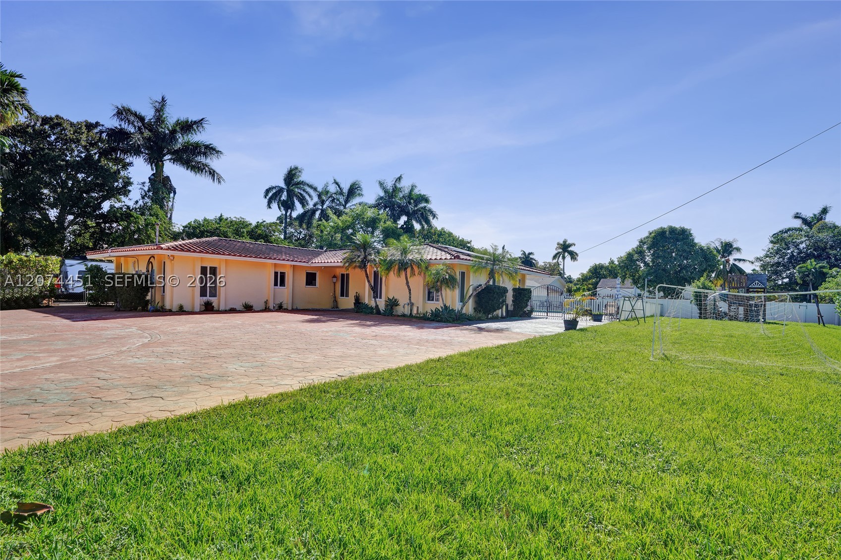 2 NE 160th St Miami, FL 33162