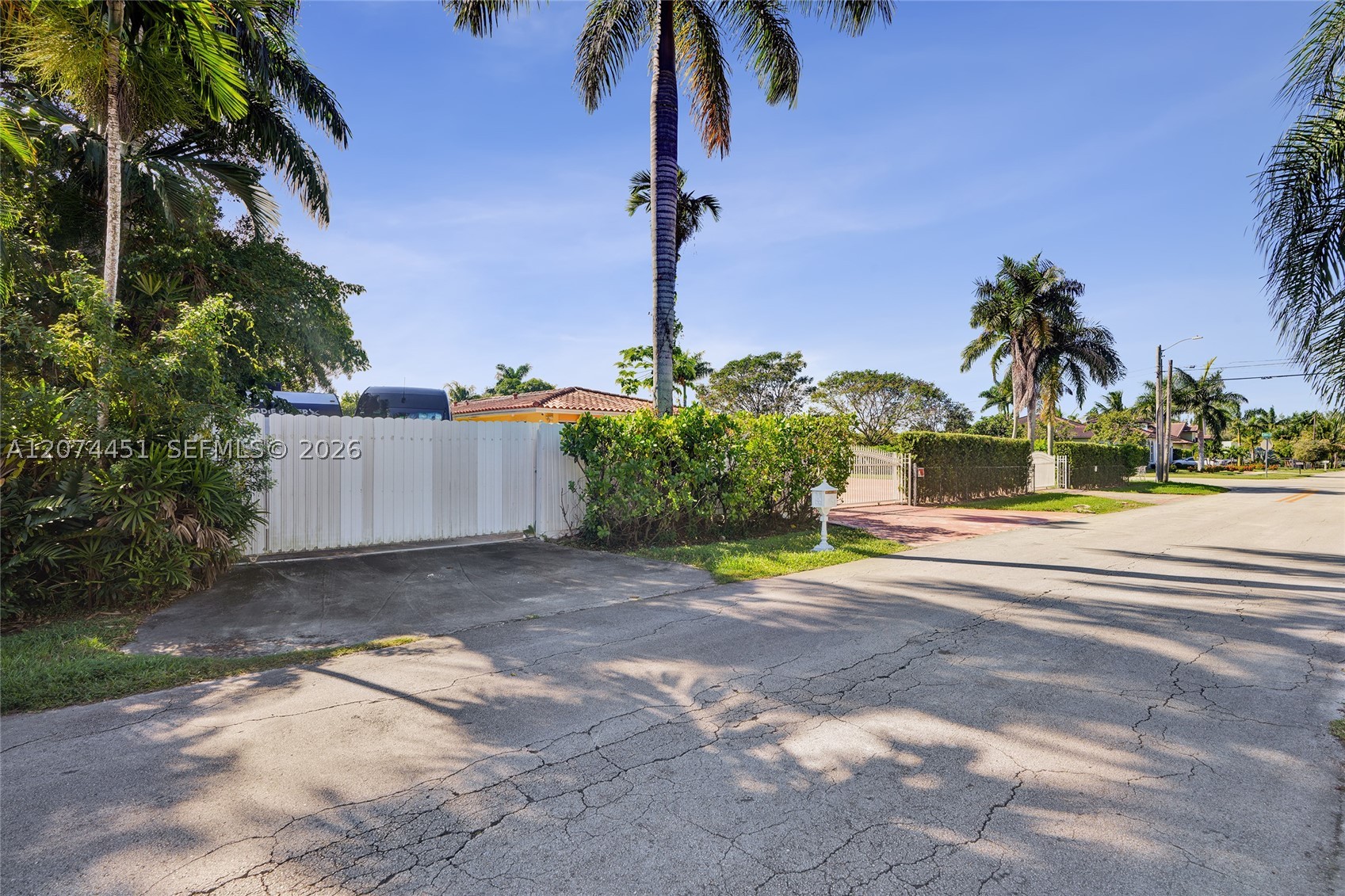 2 NE 160th St Miami, FL 33162