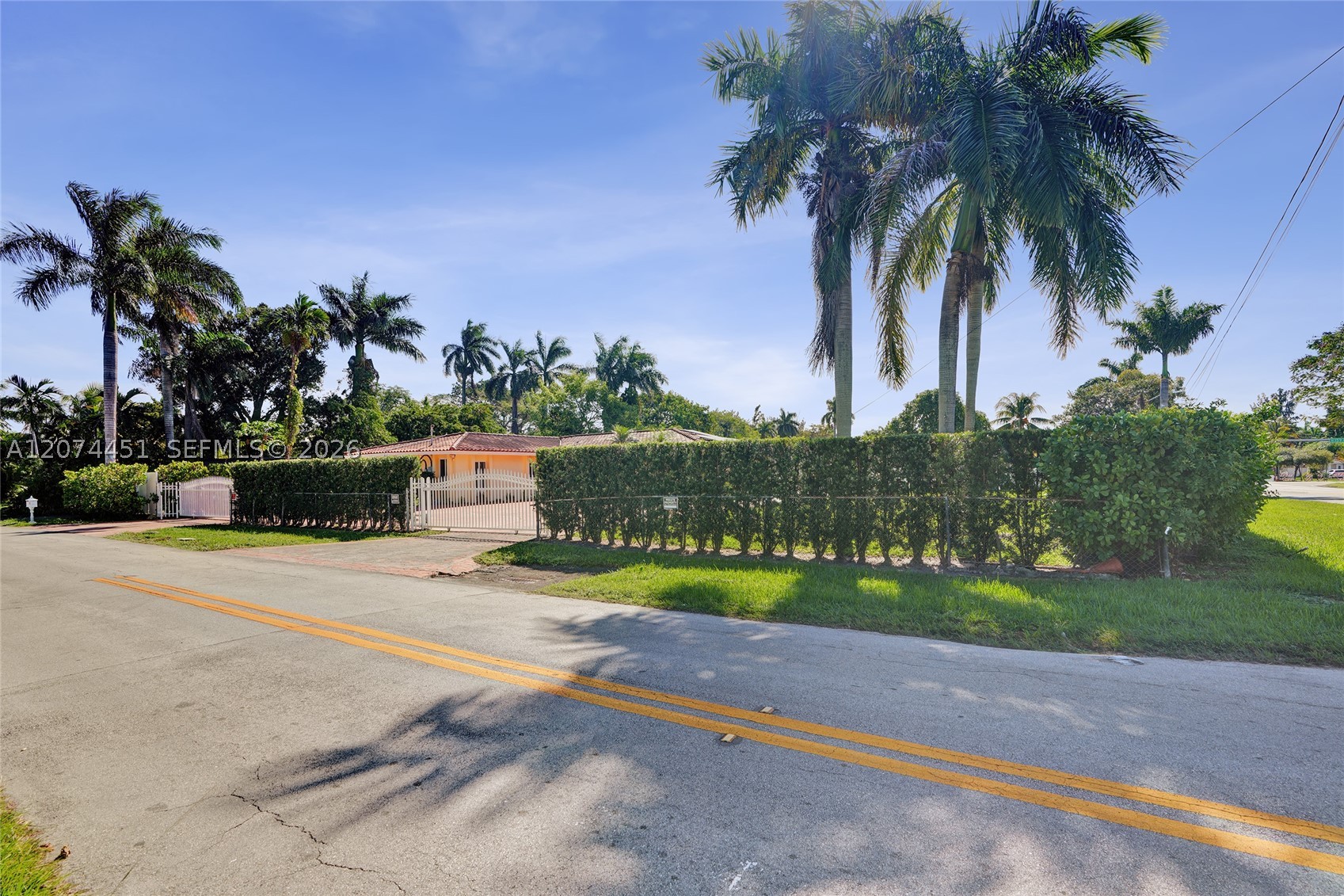 2 NE 160th St Miami, FL 33162