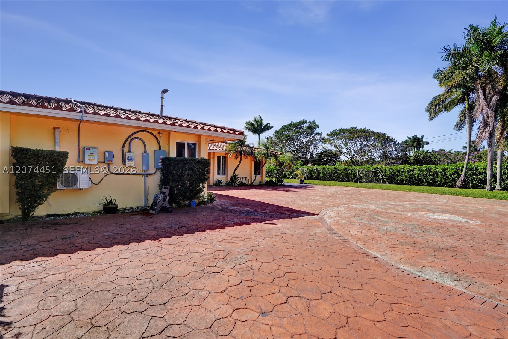 2 NE 160th St Miami, FL 33162