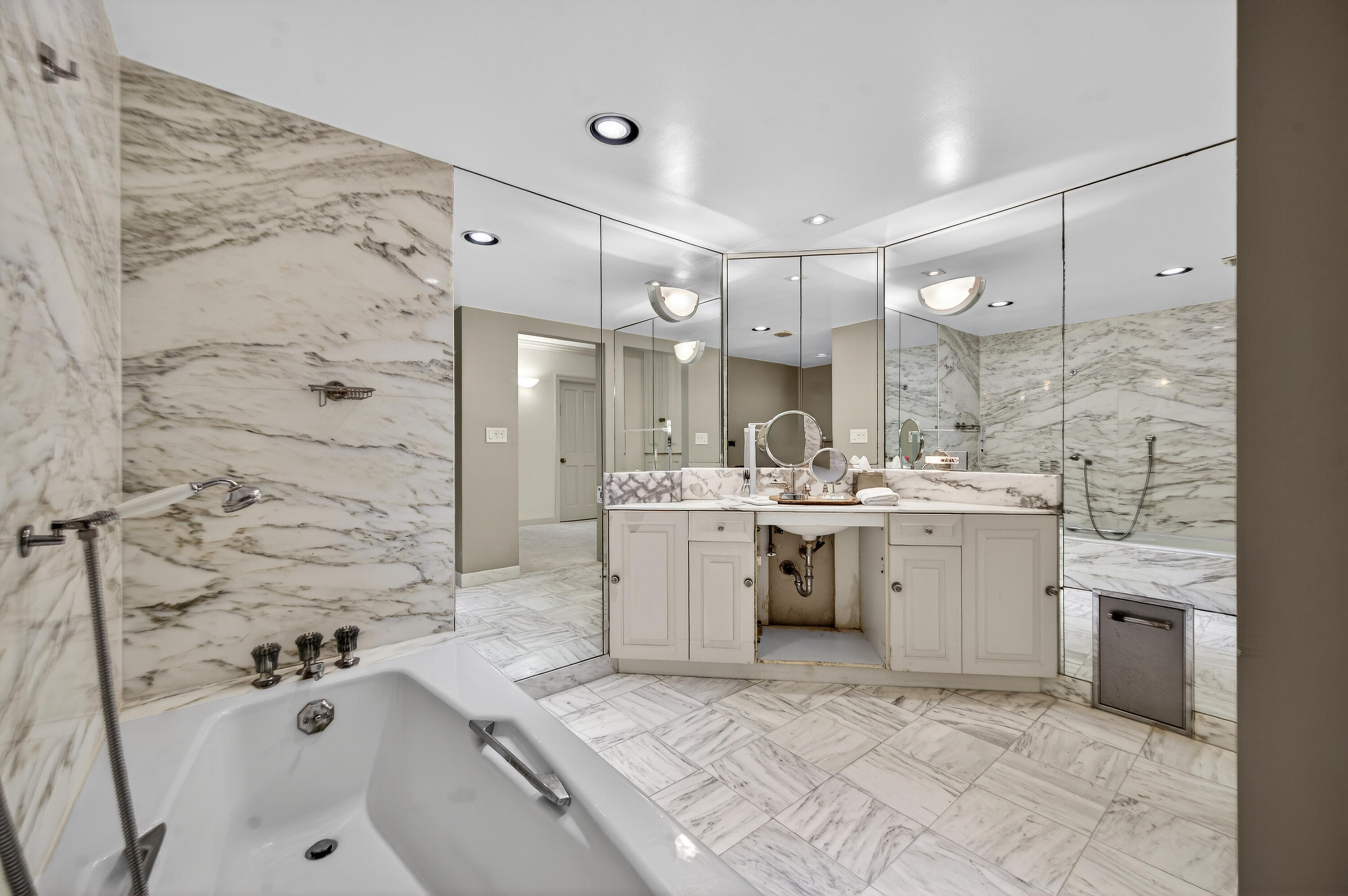 5500 Collins #302 Miami Beach, FL 33140