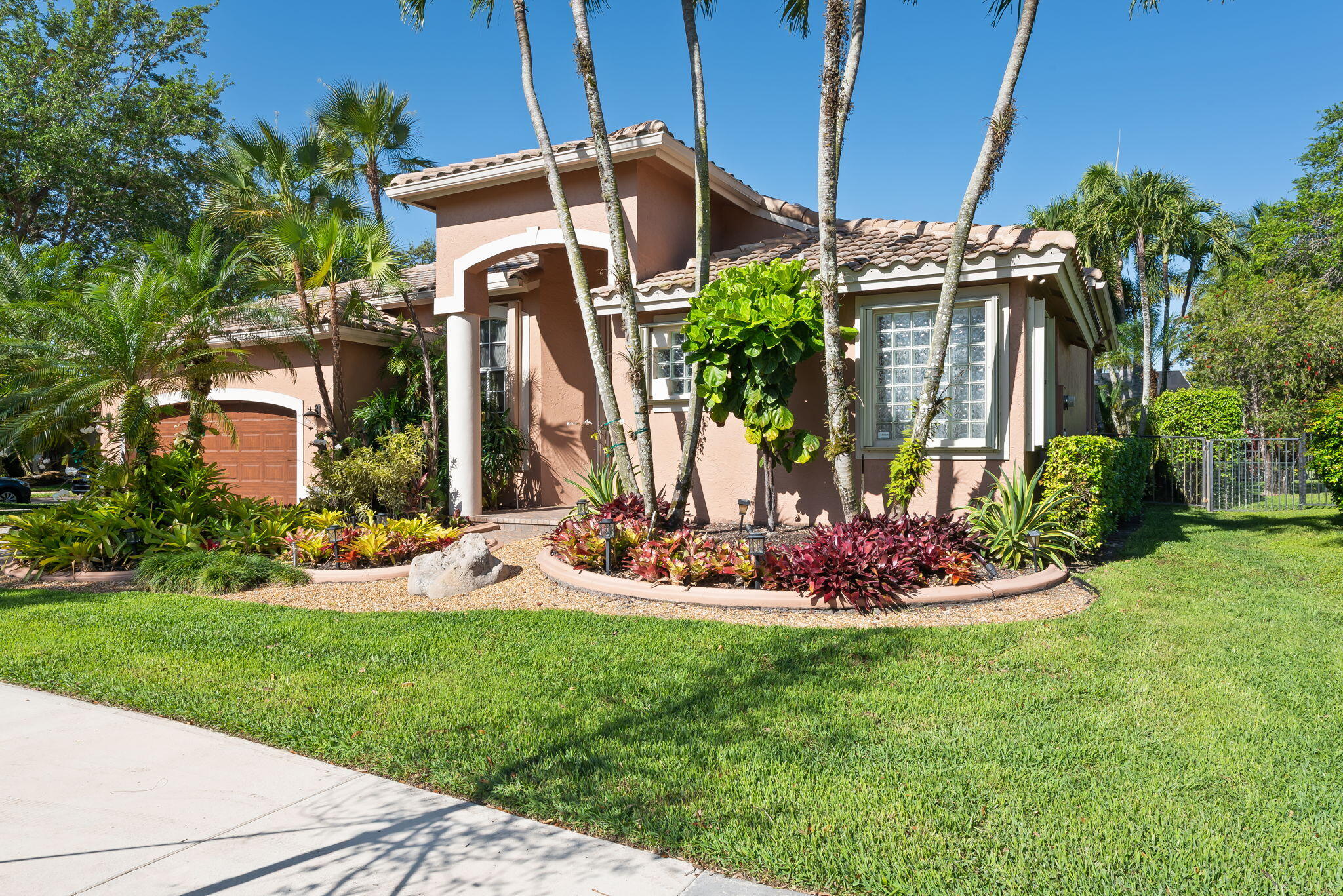 3062 Lakewood Weston, FL 33332