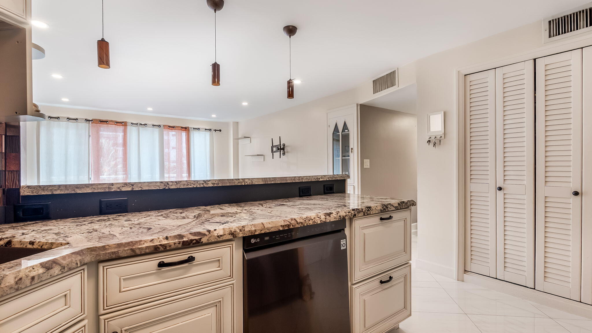 133 N Pompano Bch #204 Pompano Beach, FL 33062