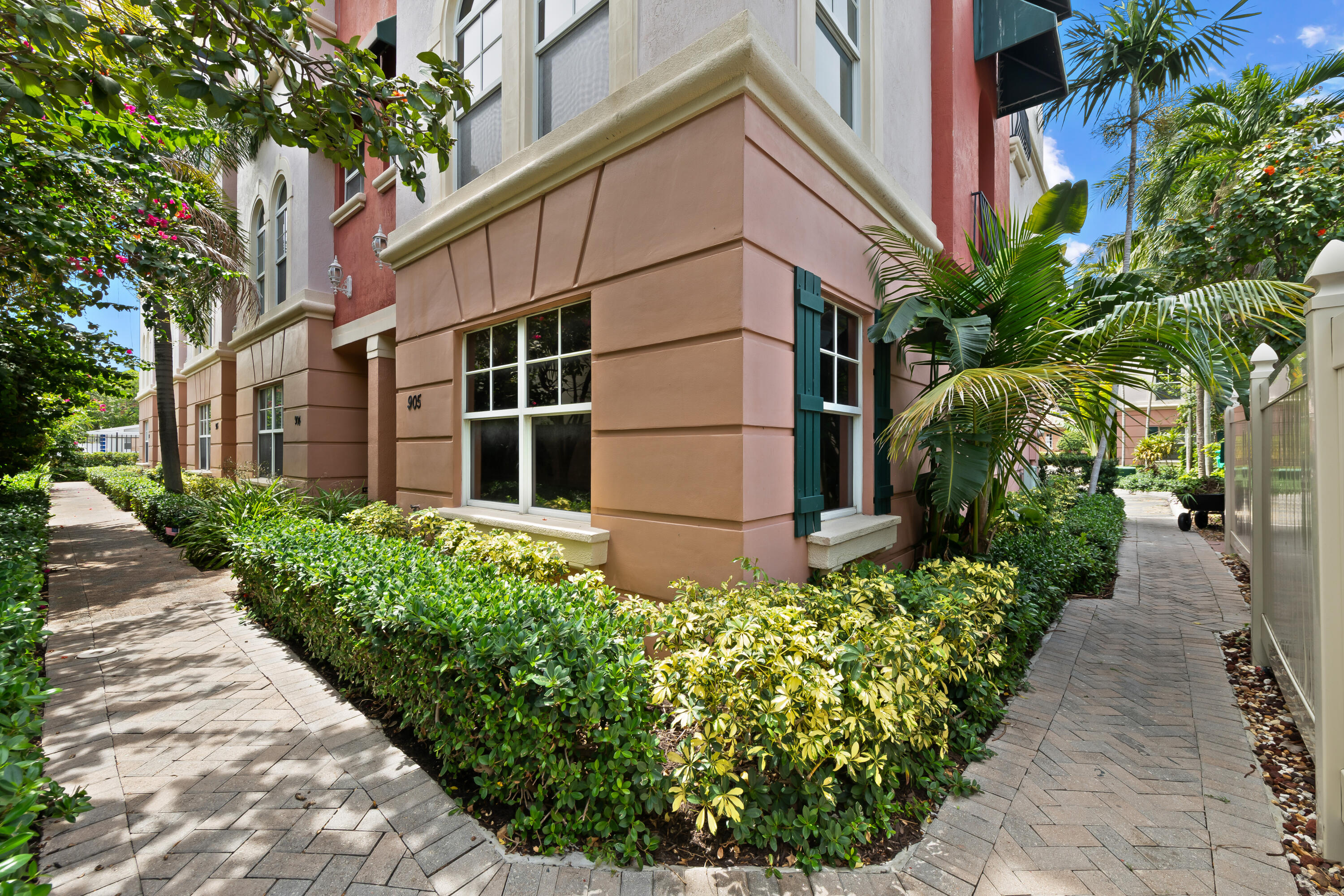 1033 NE 17th #905