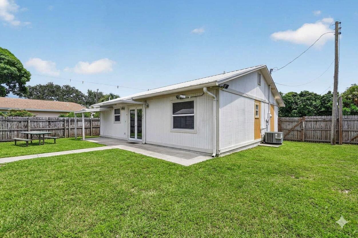 207/227 Ethelyn Dr West Palm Beach, FL 33415