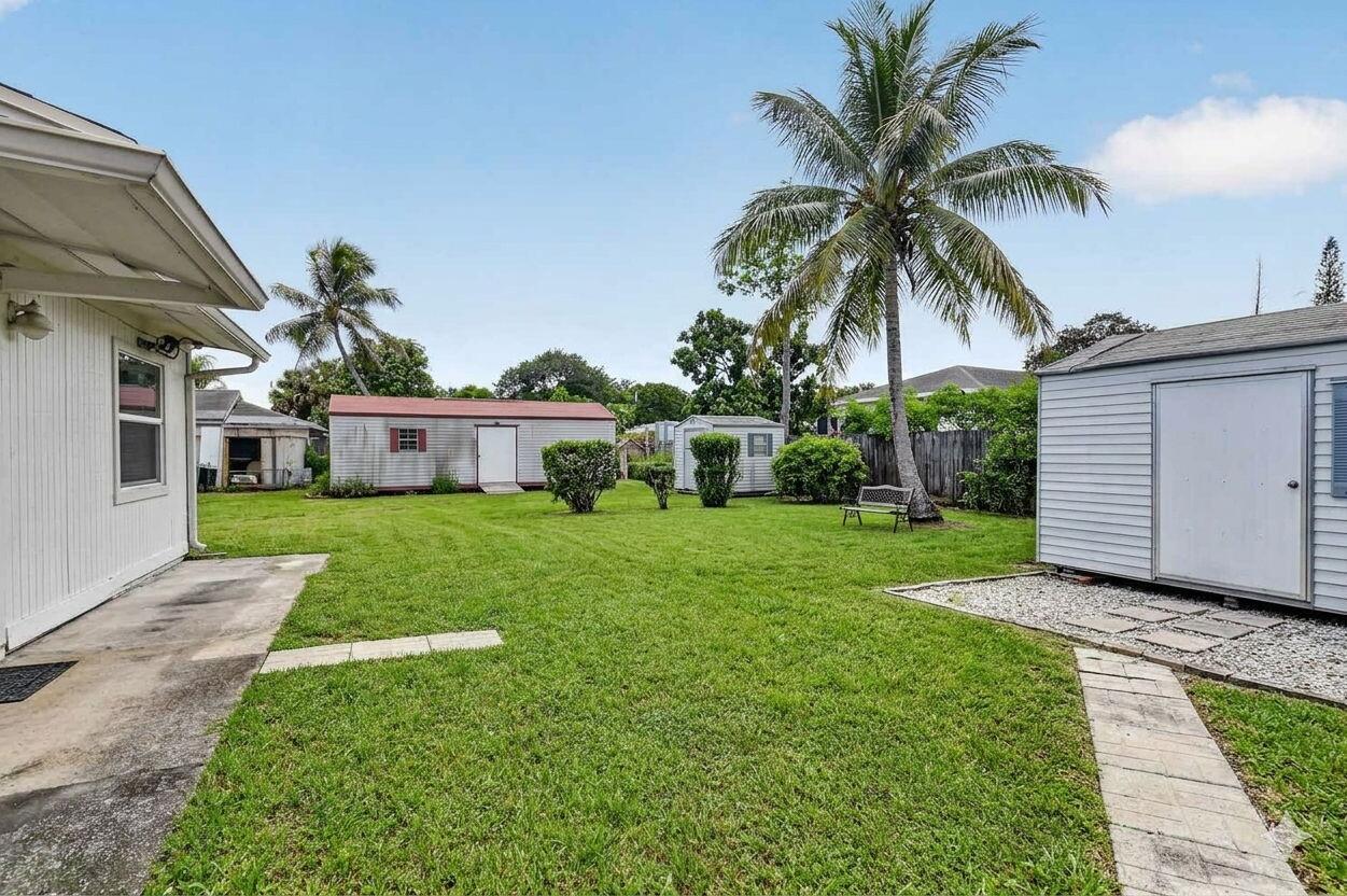 207/227 Ethelyn Dr West Palm Beach, FL 33415