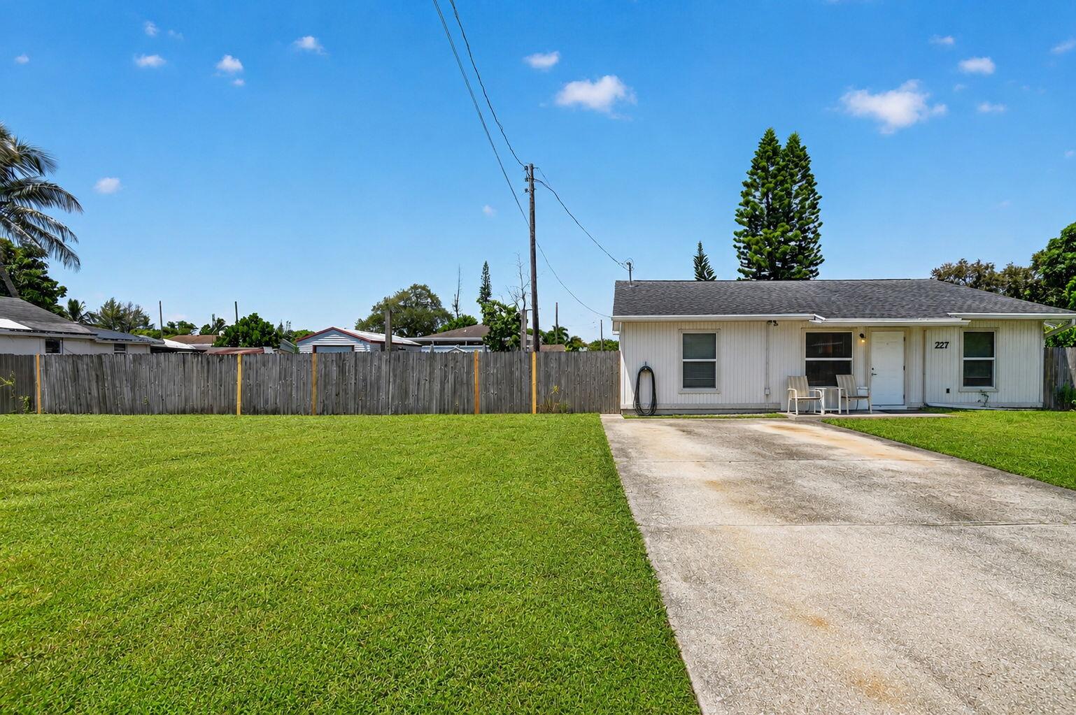 207/227 Ethelyn Dr West Palm Beach, FL 33415