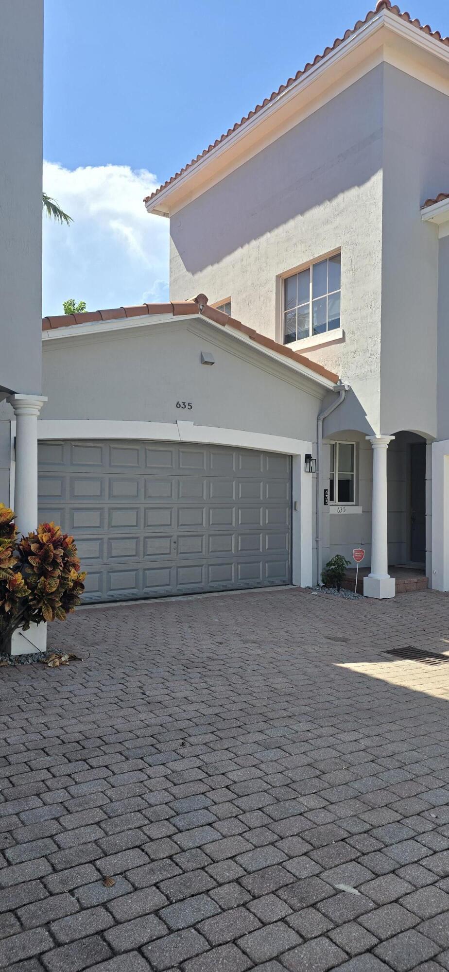 635 NE 11th Ave Fort Lauderdale, FL 33304