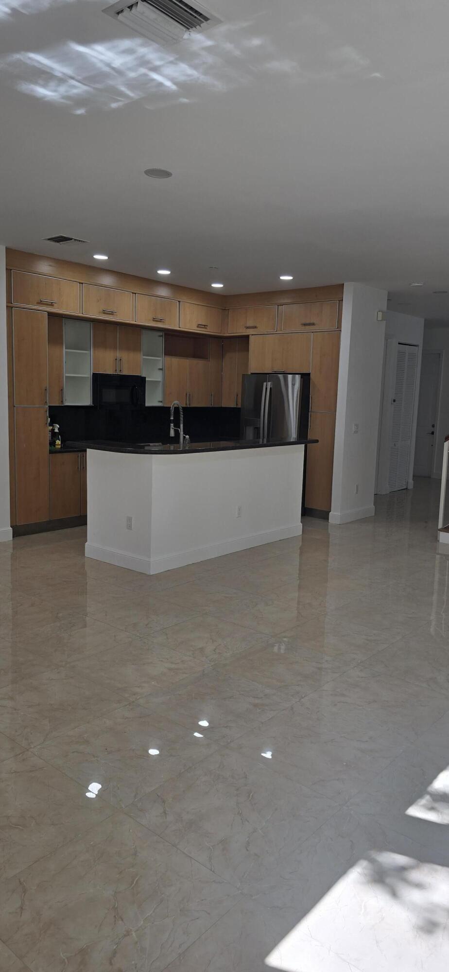 635 NE 11th Ave Fort Lauderdale, FL 33304