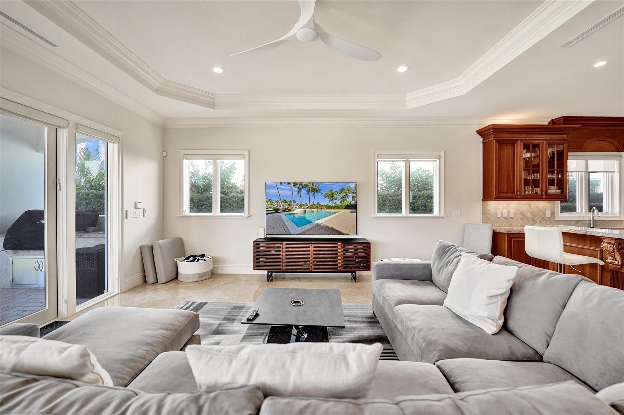 642 Palm Dr Hallandale Beach, FL 33009 642 Palm Dr Hallandale Beach, FL 33009