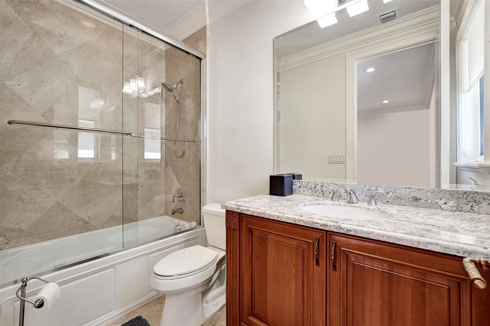 642 Palm Dr Hallandale Beach, FL 33009 642 Palm Dr Hallandale Beach, FL 33009