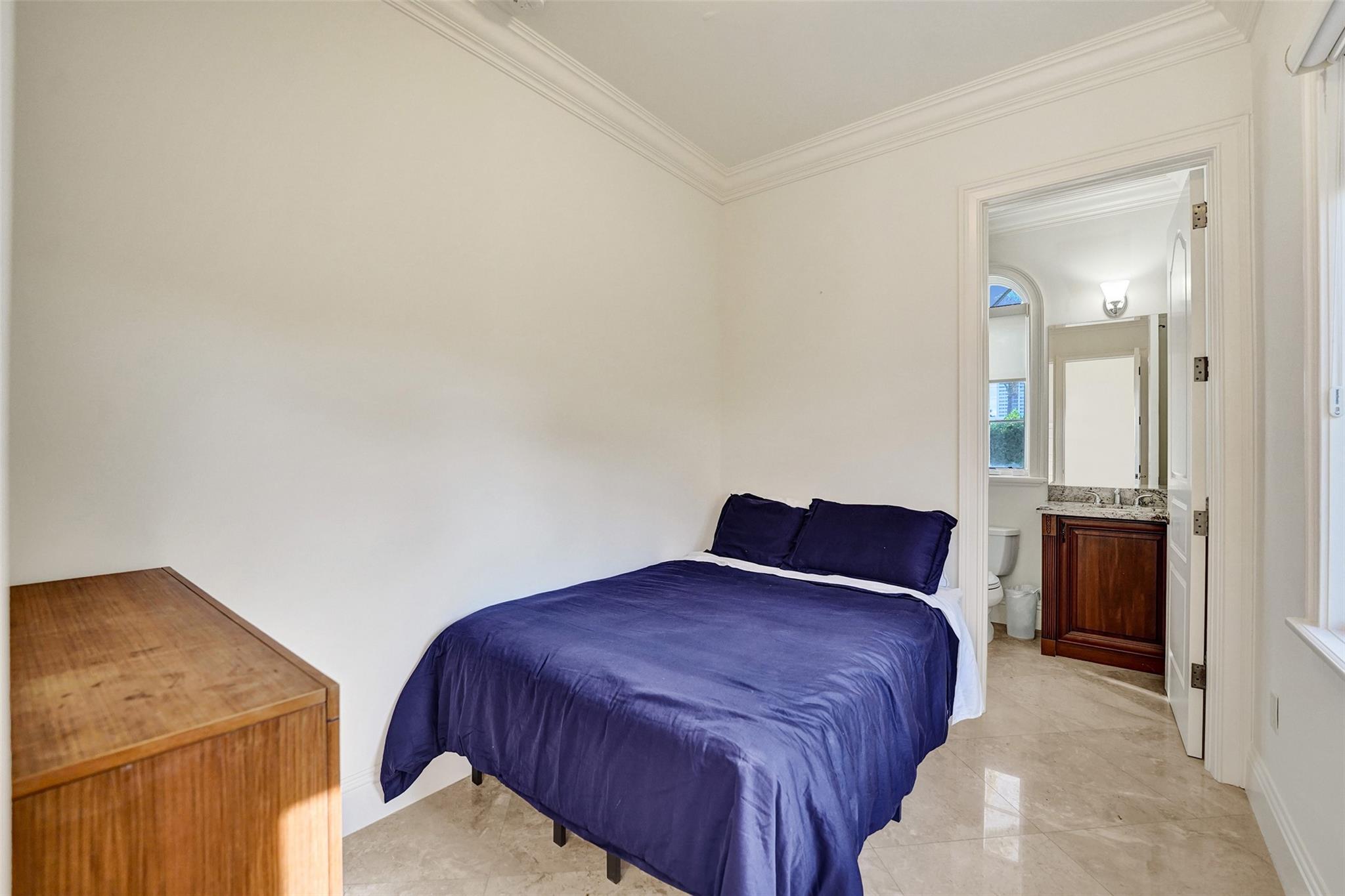 642 Palm Dr Hallandale Beach, FL 33009 642 Palm Dr Hallandale Beach, FL 33009