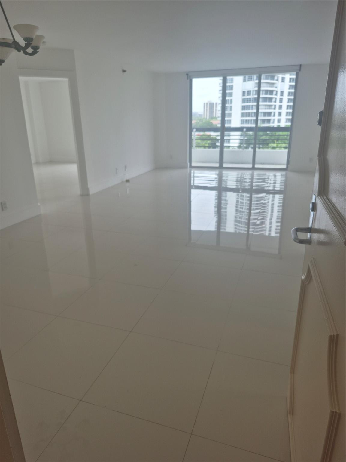 3600 Mystic Pointe Dr #811