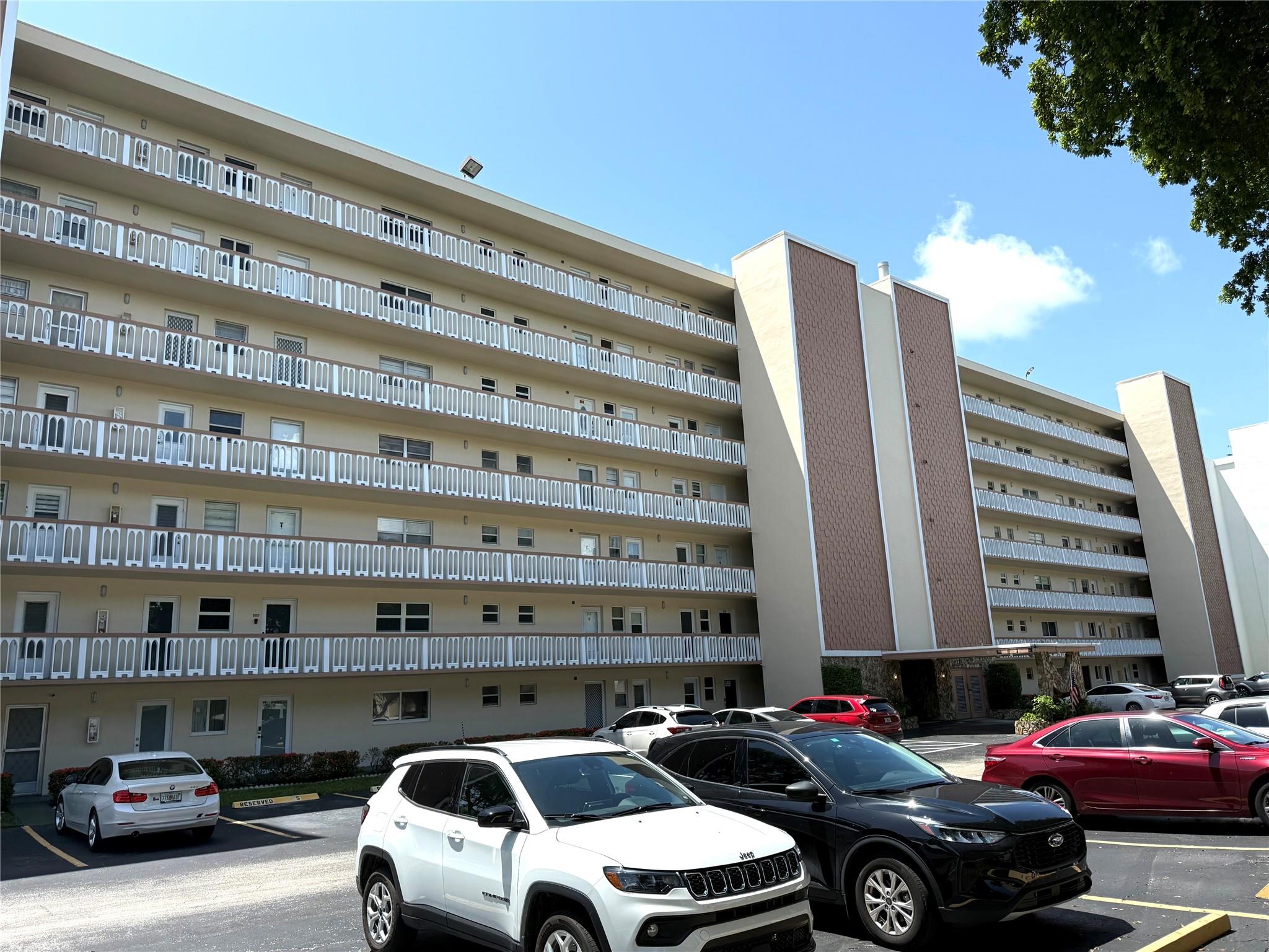 1001 NE 14th Ave #704