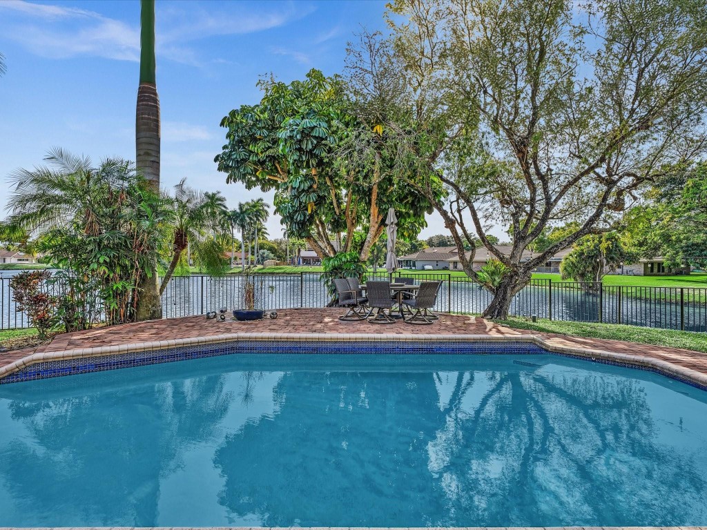 10320 NW 6th St Coral Springs, FL 33071