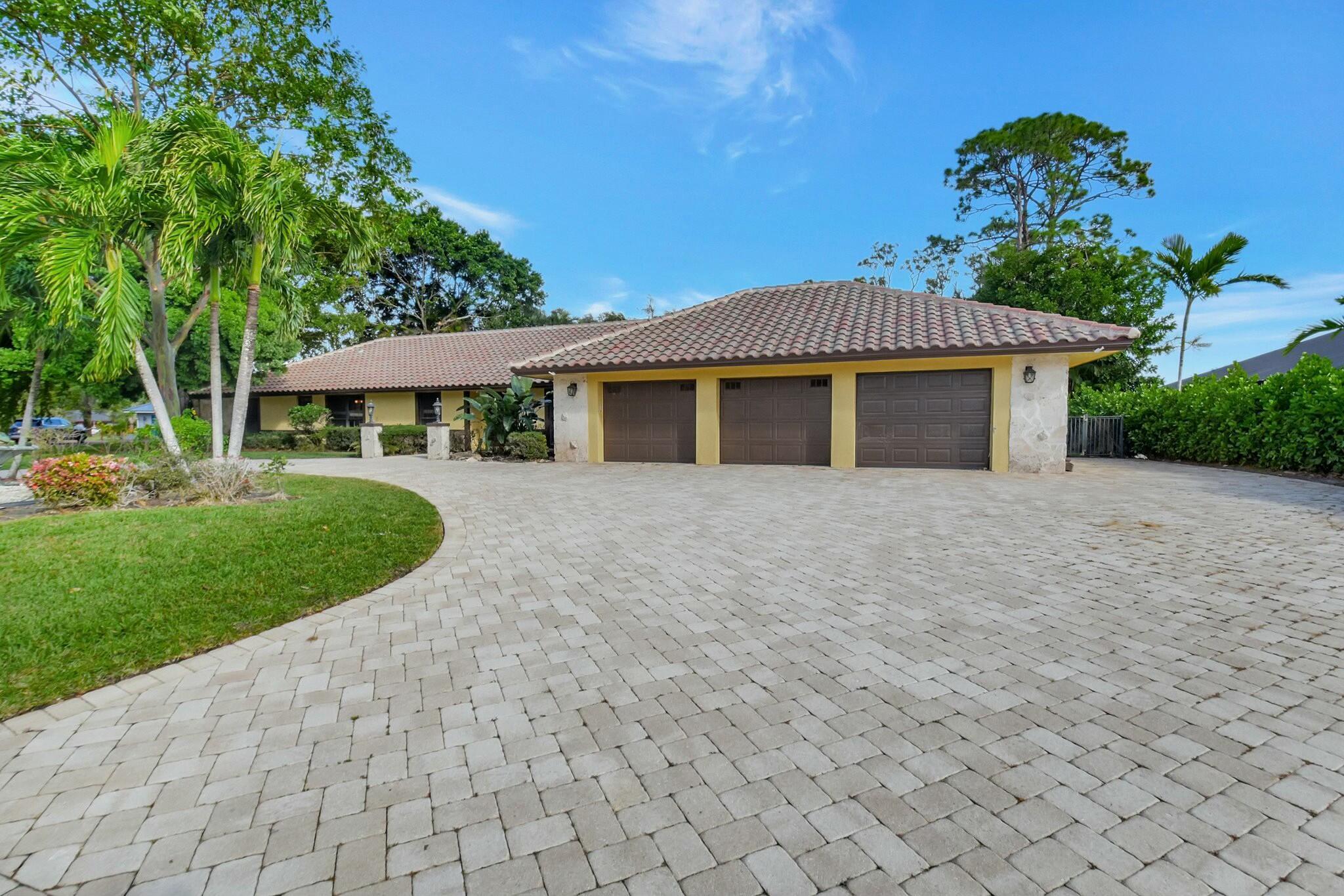 581 S Country Clb Dr,Atlantis, FL 33462