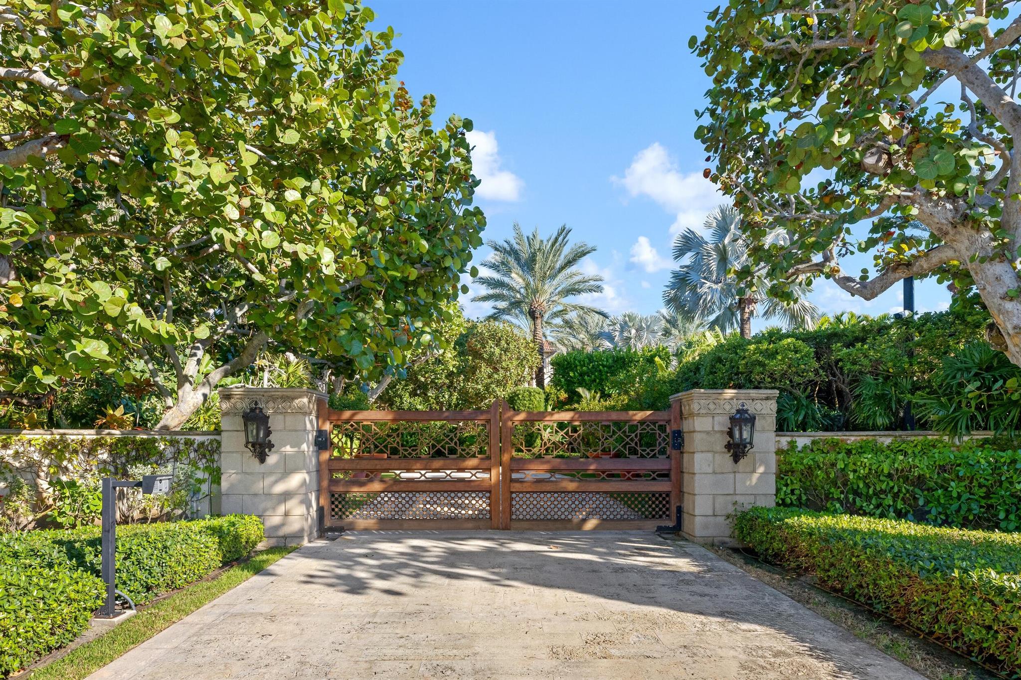 820 S Ocean Blvd Manalapan, FL 33462 820 S Ocean Blvd Manalapan, FL 33462