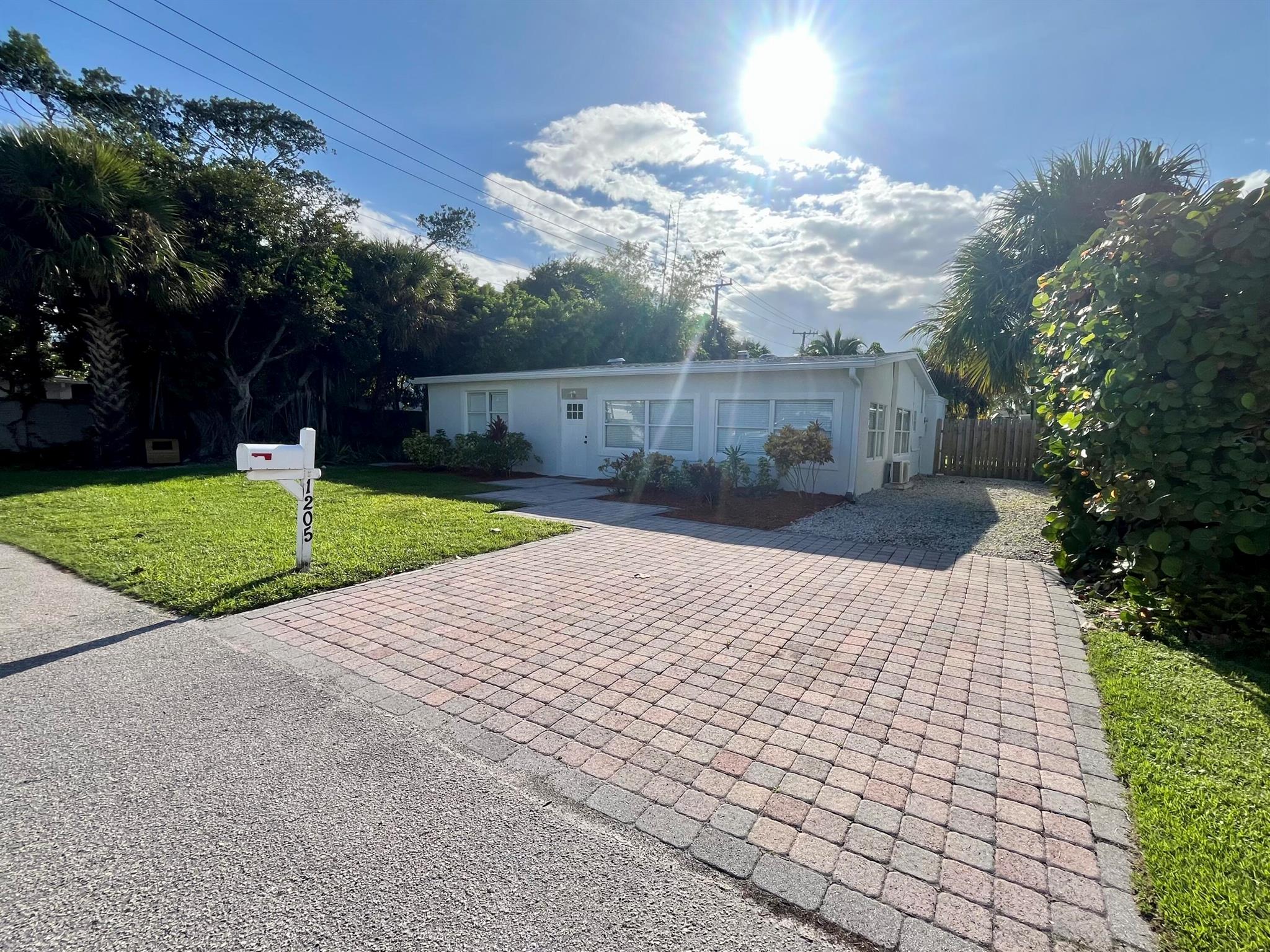 1205 S Lake Dr
