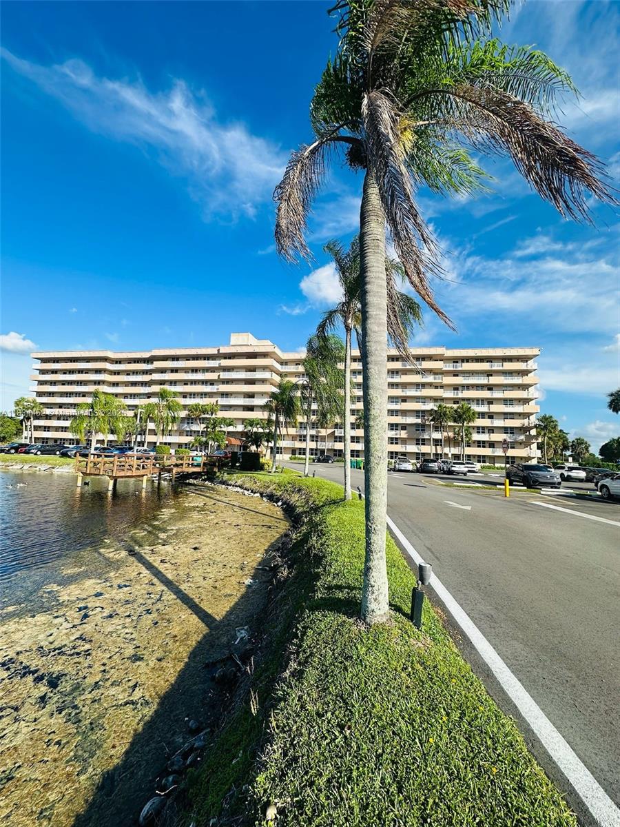 250 Jacaranda Dr #806