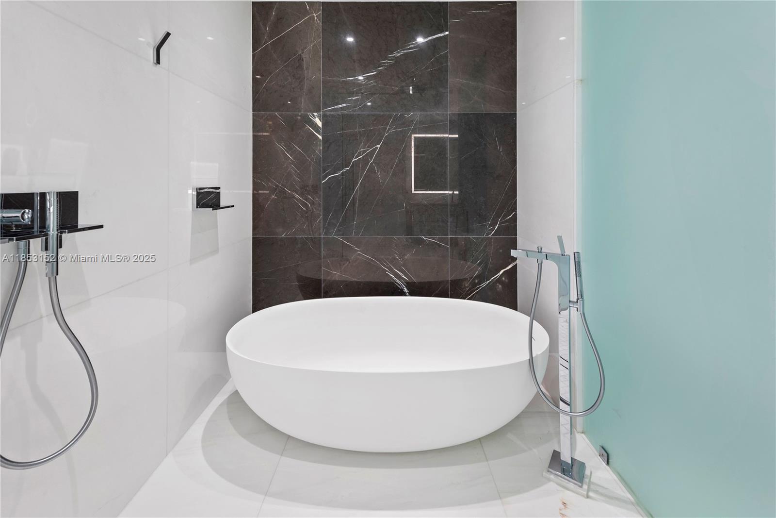 image Aston Martin Residences15