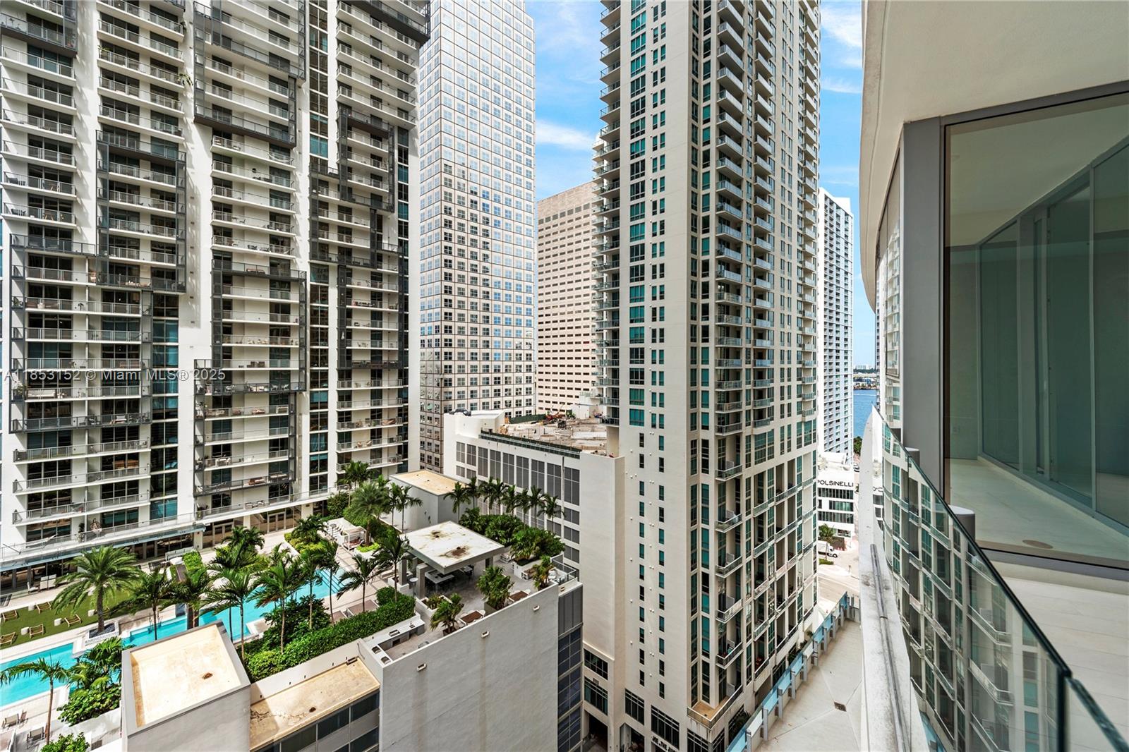 image Aston Martin Residences27