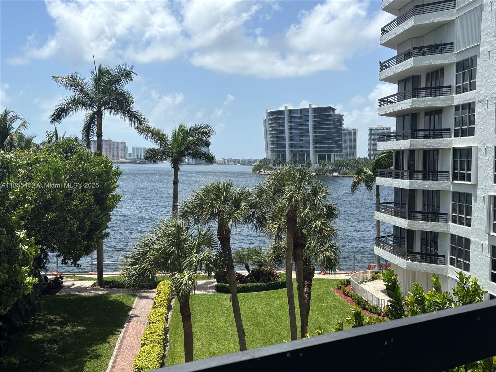 3600 Mystic Pointe Dr #414