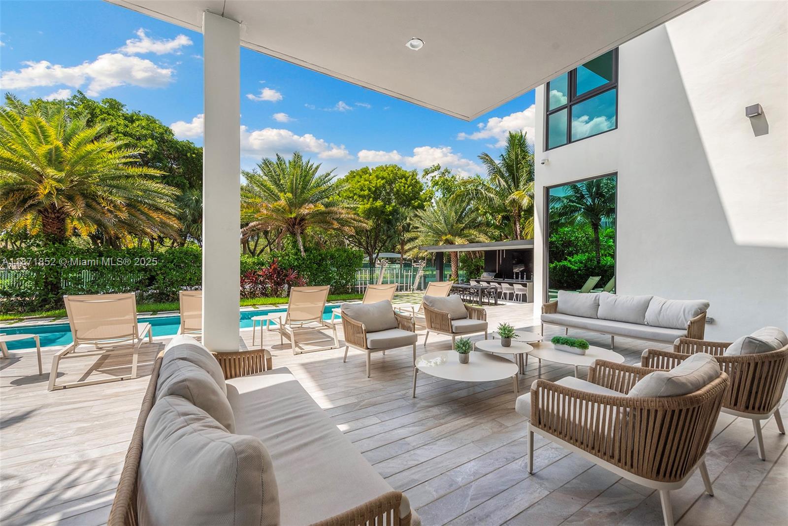 521 Holiday Dr Hallandale Beach, FL 33009 521 Holiday Dr Hallandale Beach, FL 33009