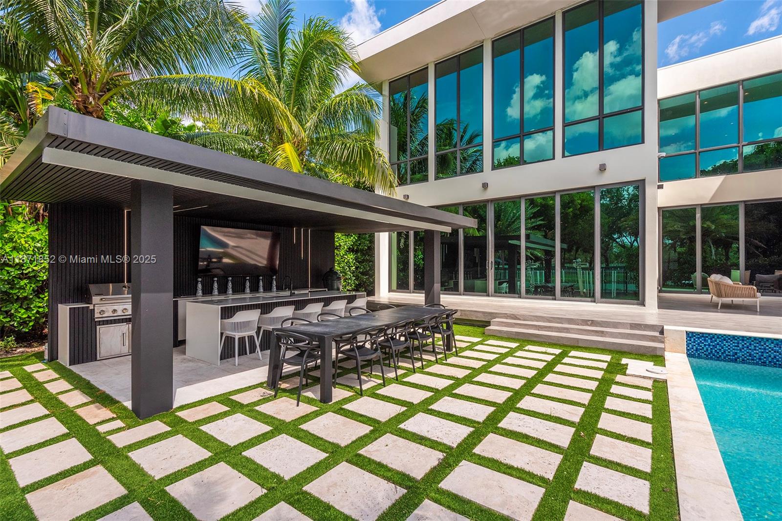 521 Holiday Dr Hallandale Beach, FL 33009 521 Holiday Dr Hallandale Beach, FL 33009