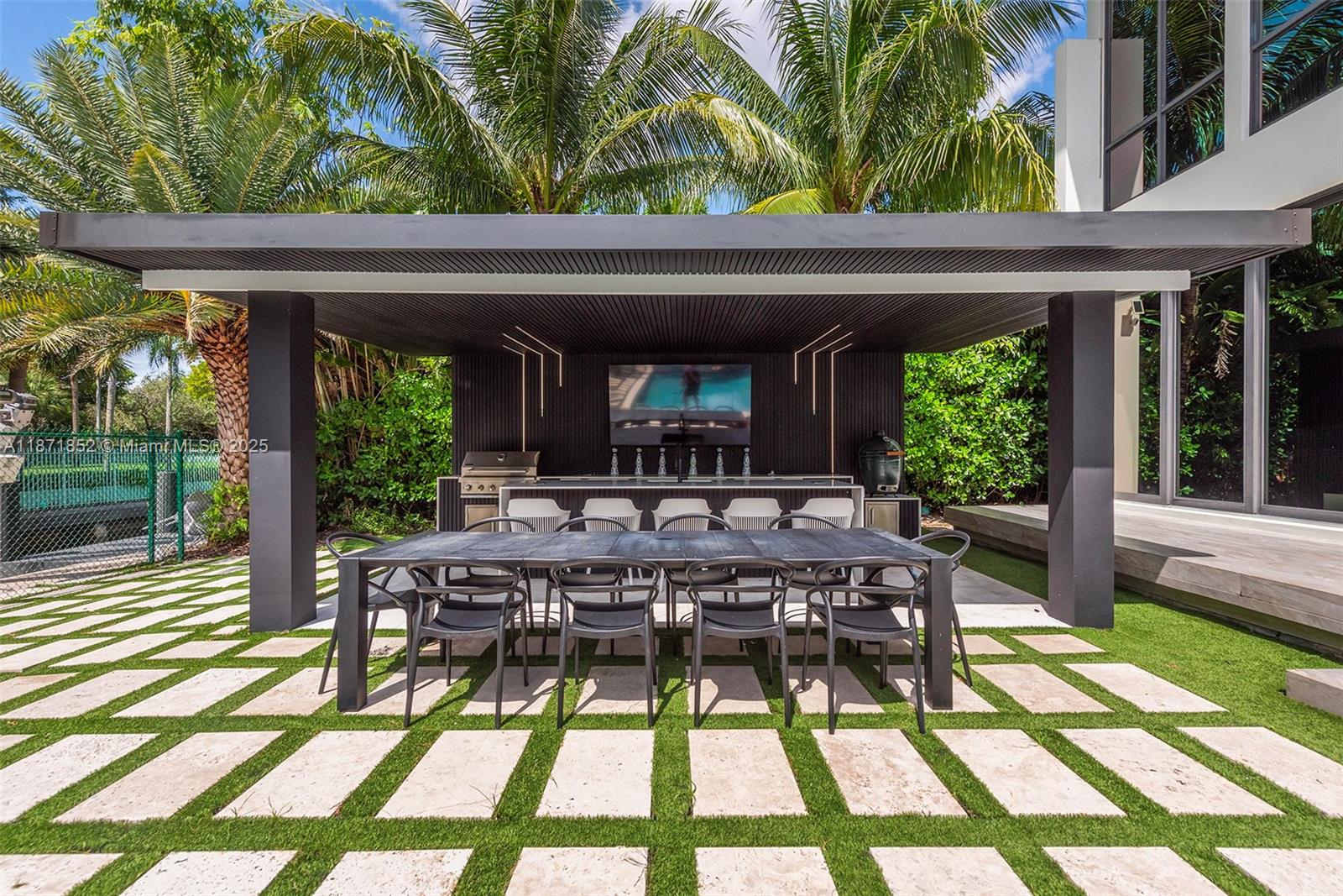 521 Holiday Dr Hallandale Beach, FL 33009 521 Holiday Dr Hallandale Beach, FL 33009