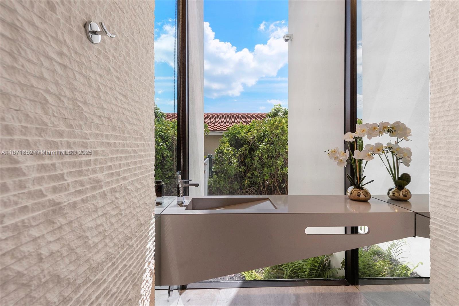 521 Holiday Dr Hallandale Beach, FL 33009 521 Holiday Dr Hallandale Beach, FL 33009