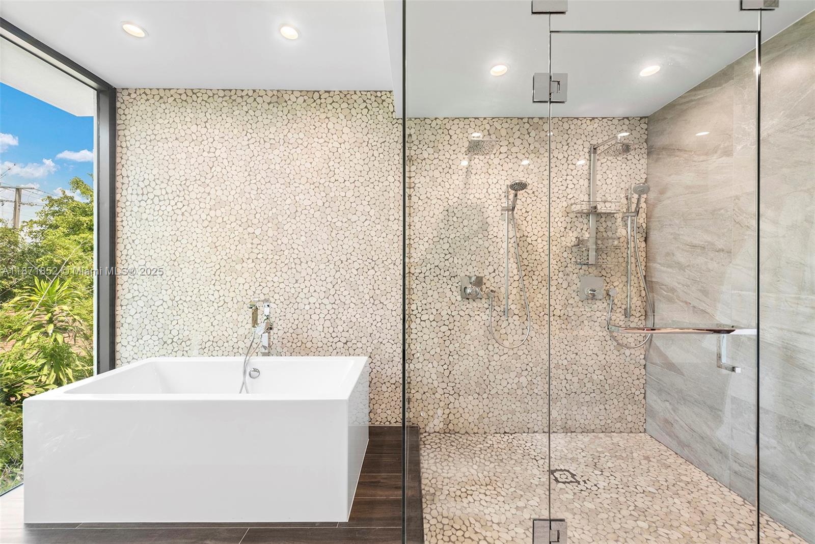 521 Holiday Dr Hallandale Beach, FL 33009 521 Holiday Dr Hallandale Beach, FL 33009