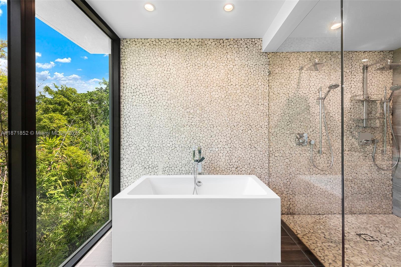 521 Holiday Dr Hallandale Beach, FL 33009 521 Holiday Dr Hallandale Beach, FL 33009