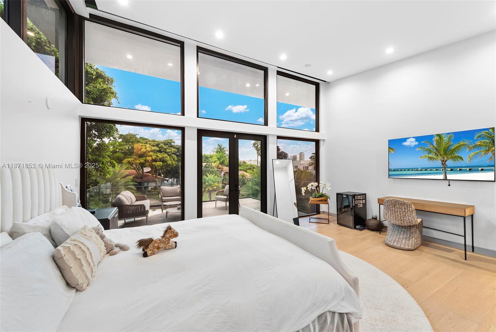 521 Holiday Dr Hallandale Beach, FL 33009 521 Holiday Dr Hallandale Beach, FL 33009