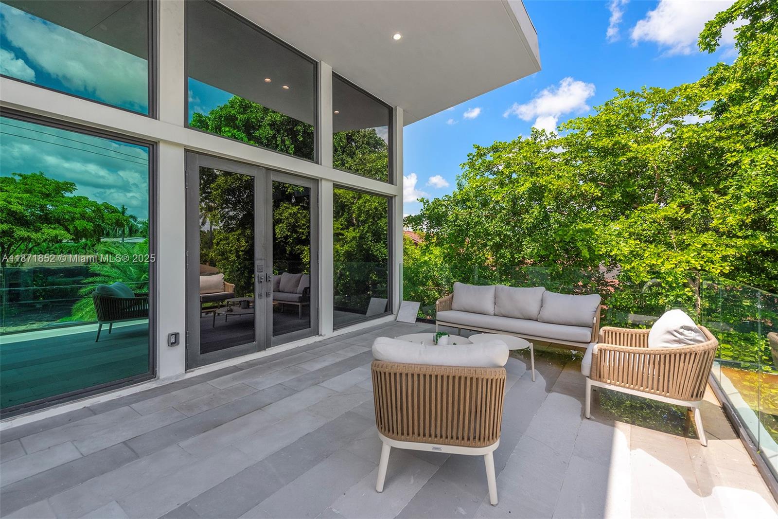 521 Holiday Dr Hallandale Beach, FL 33009 521 Holiday Dr Hallandale Beach, FL 33009