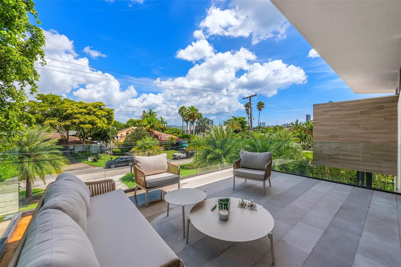 521 Holiday Dr Hallandale Beach, FL 33009 521 Holiday Dr Hallandale Beach, FL 33009