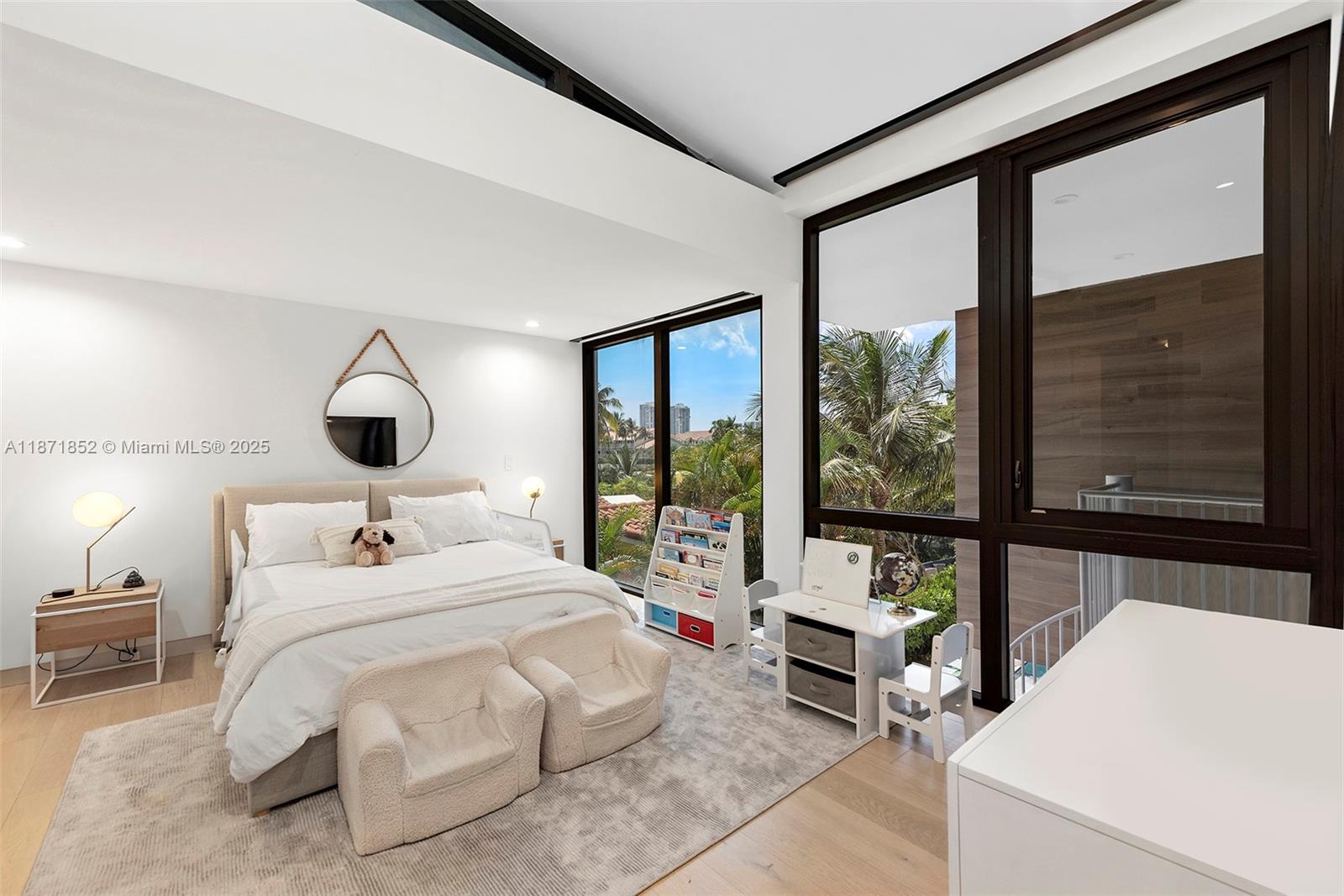 521 Holiday Dr Hallandale Beach, FL 33009 521 Holiday Dr Hallandale Beach, FL 33009