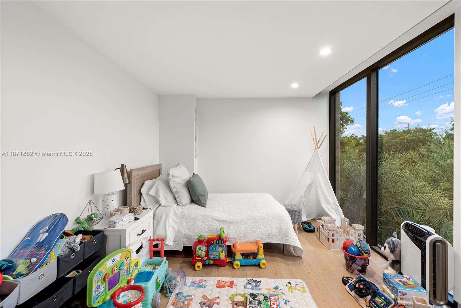 521 Holiday Dr Hallandale Beach, FL 33009 521 Holiday Dr Hallandale Beach, FL 33009