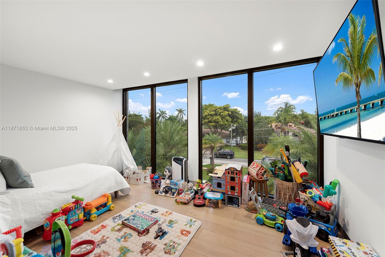 521 Holiday Dr Hallandale Beach, FL 33009 521 Holiday Dr Hallandale Beach, FL 33009