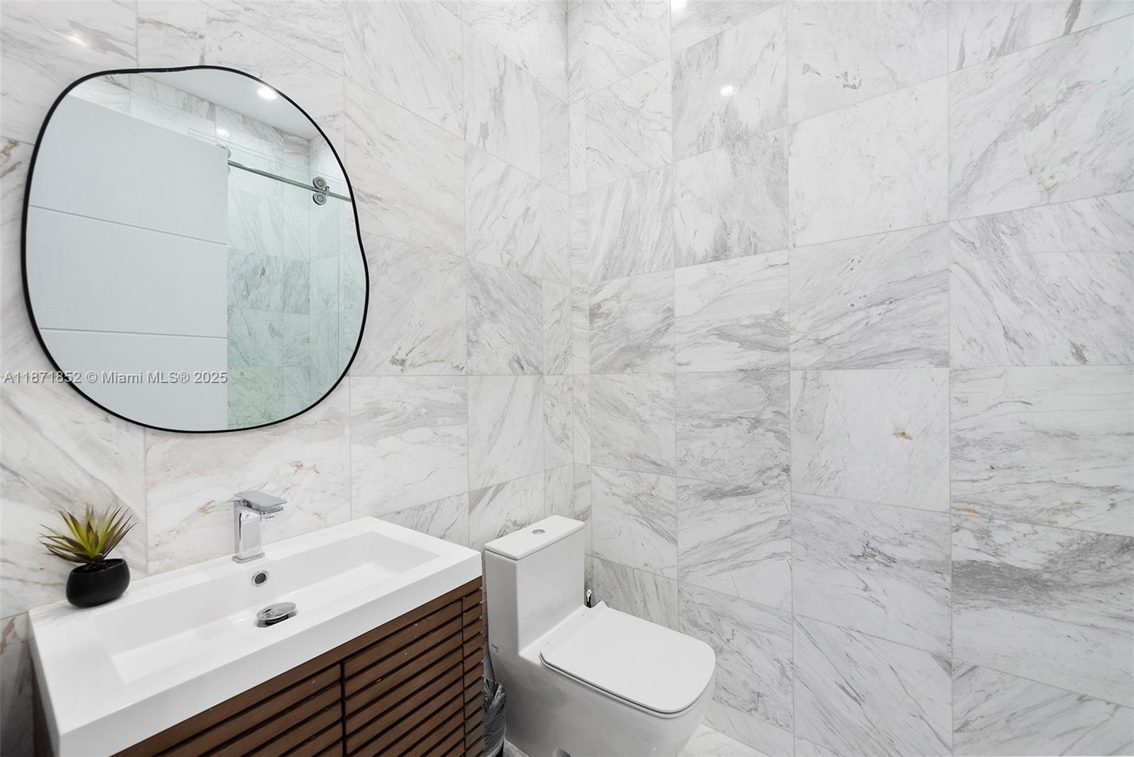 521 Holiday Dr Hallandale Beach, FL 33009 521 Holiday Dr Hallandale Beach, FL 33009