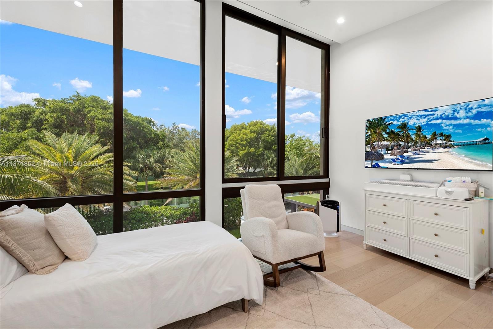 521 Holiday Dr Hallandale Beach, FL 33009 521 Holiday Dr Hallandale Beach, FL 33009