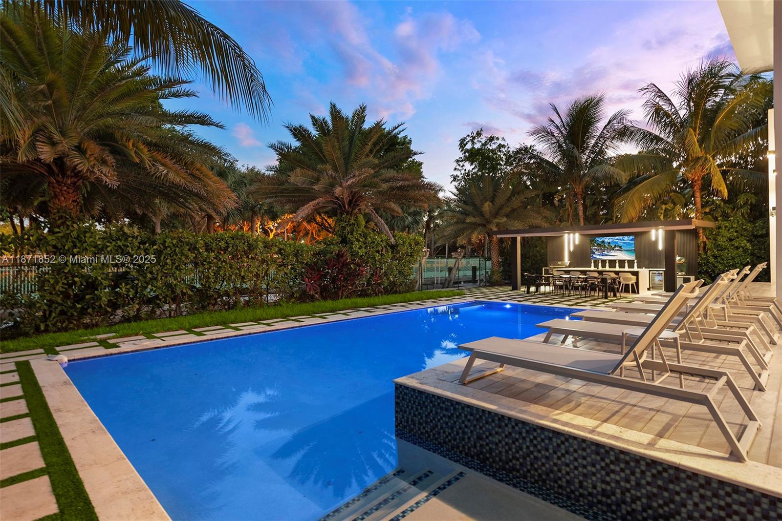 521 Holiday Dr Hallandale Beach, FL 33009 521 Holiday Dr Hallandale Beach, FL 33009