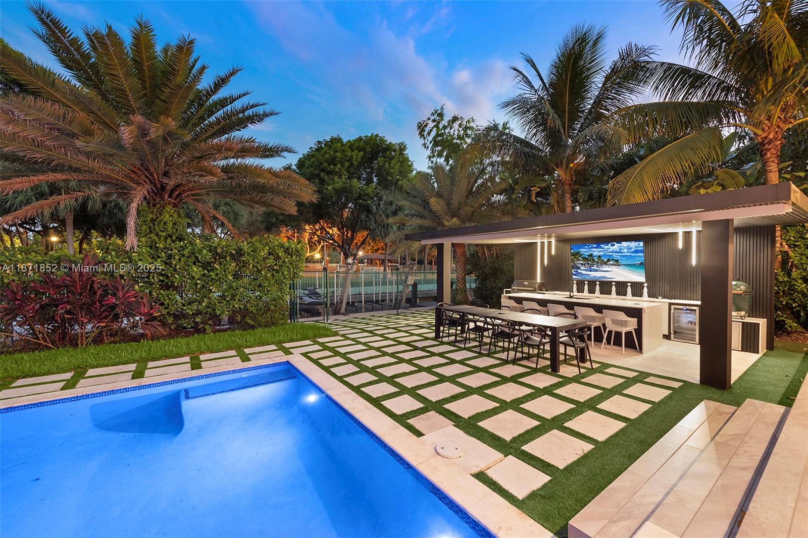 521 Holiday Dr Hallandale Beach, FL 33009 521 Holiday Dr Hallandale Beach, FL 33009