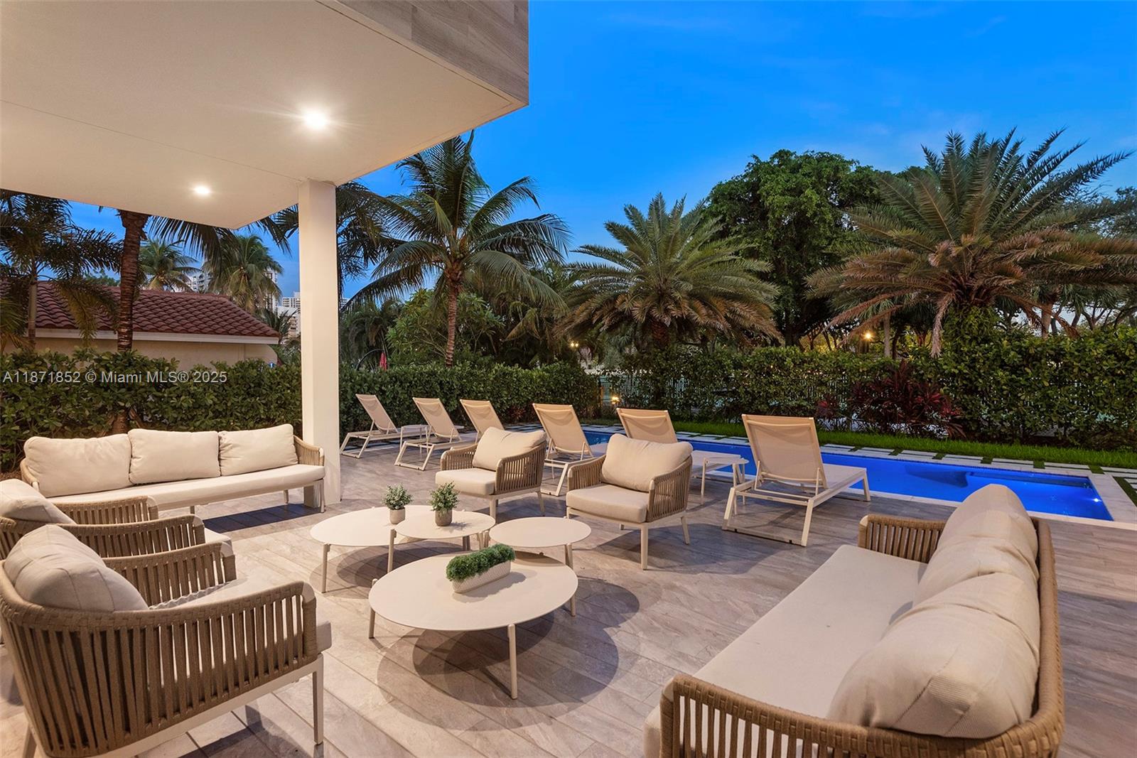 521 Holiday Dr Hallandale Beach, FL 33009 521 Holiday Dr Hallandale Beach, FL 33009