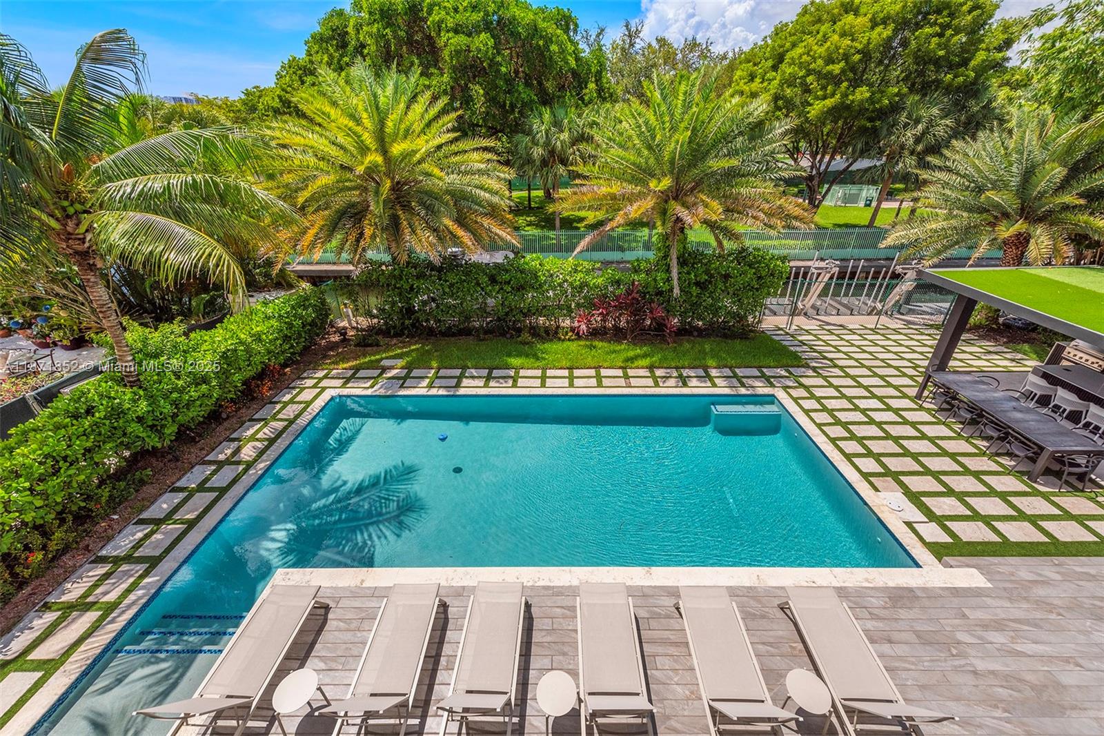 521 Holiday Dr Hallandale Beach, FL 33009 521 Holiday Dr Hallandale Beach, FL 33009