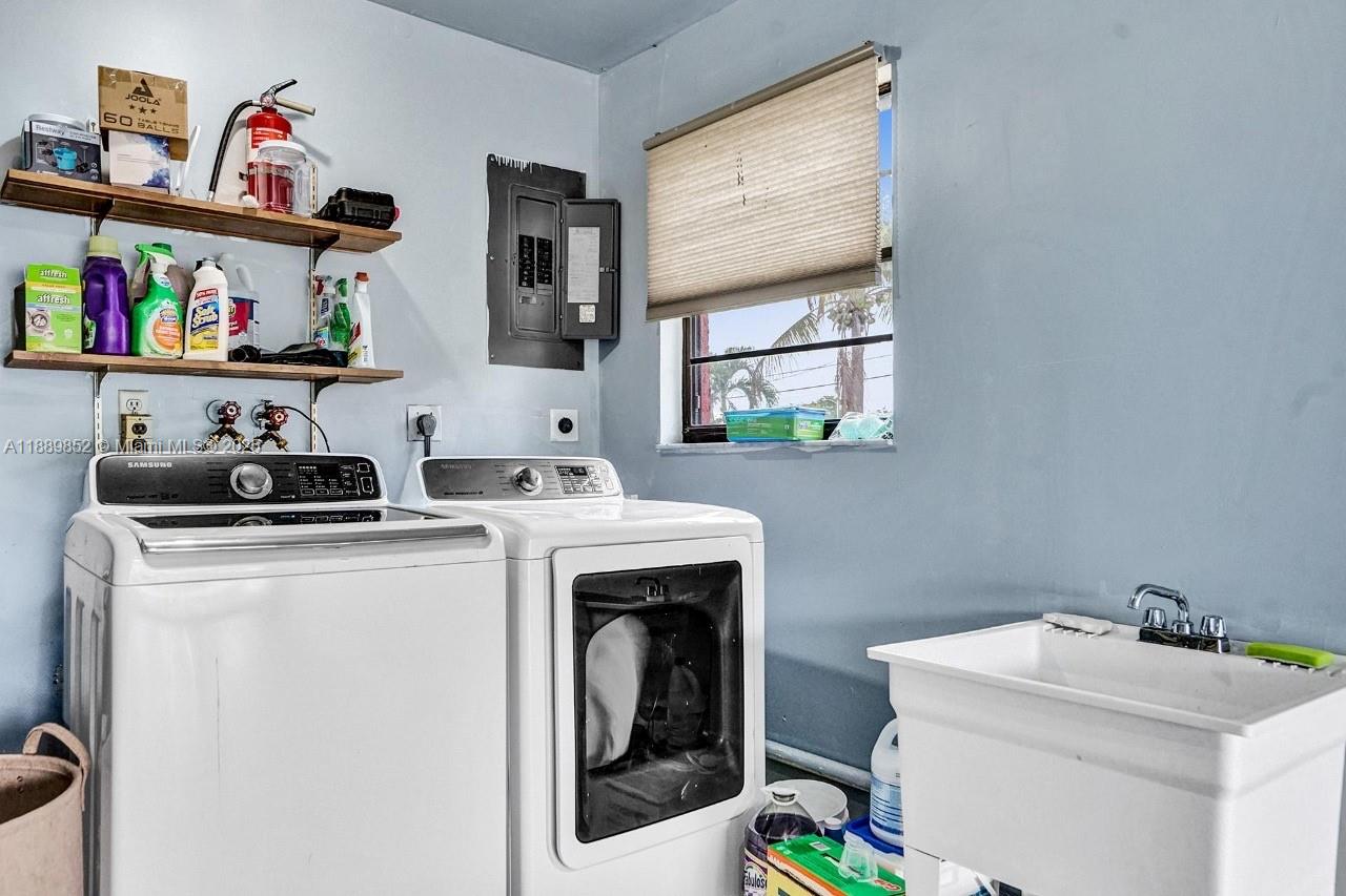 208 SW 2nd Ave Hallandale Beach, FL 33009