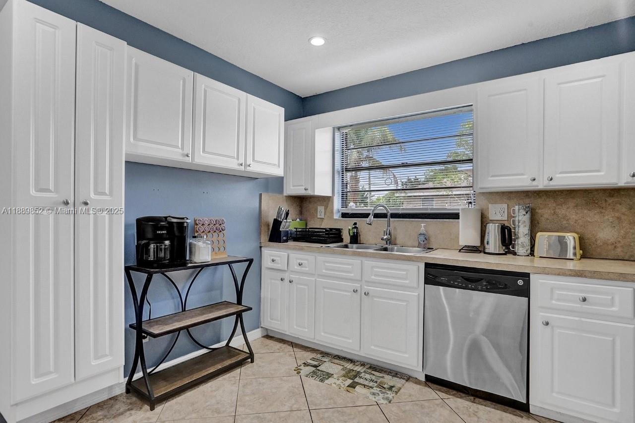 208 SW 2nd Ave Hallandale Beach, FL 33009