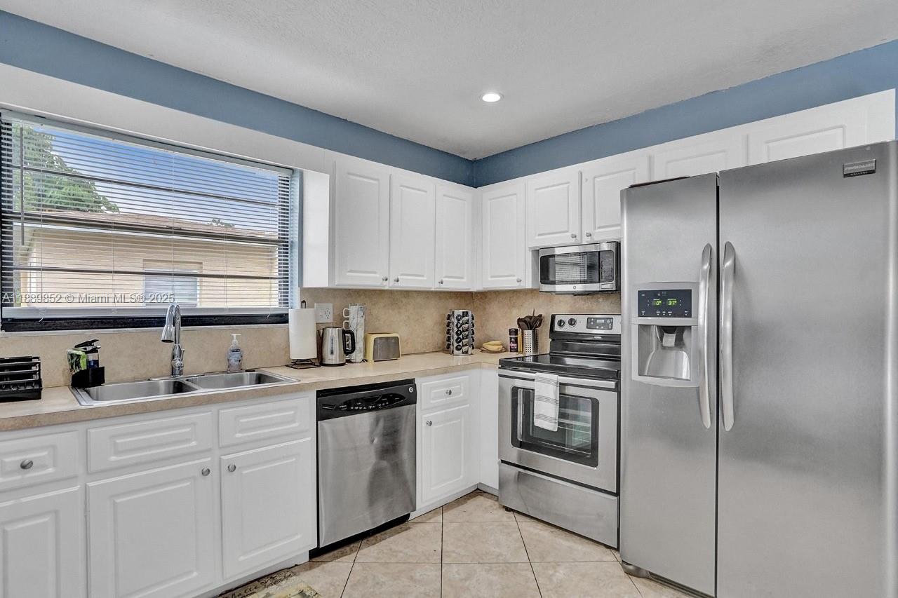 208 SW 2nd Ave Hallandale Beach, FL 33009