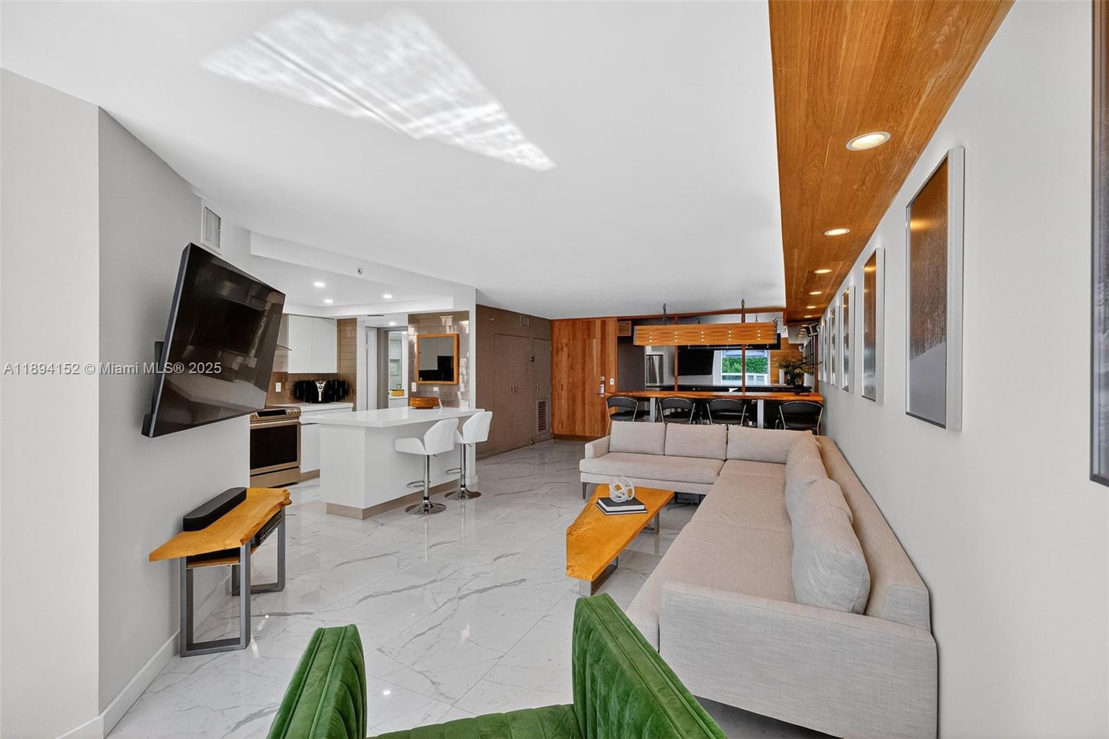 2401 Collins Ave #403