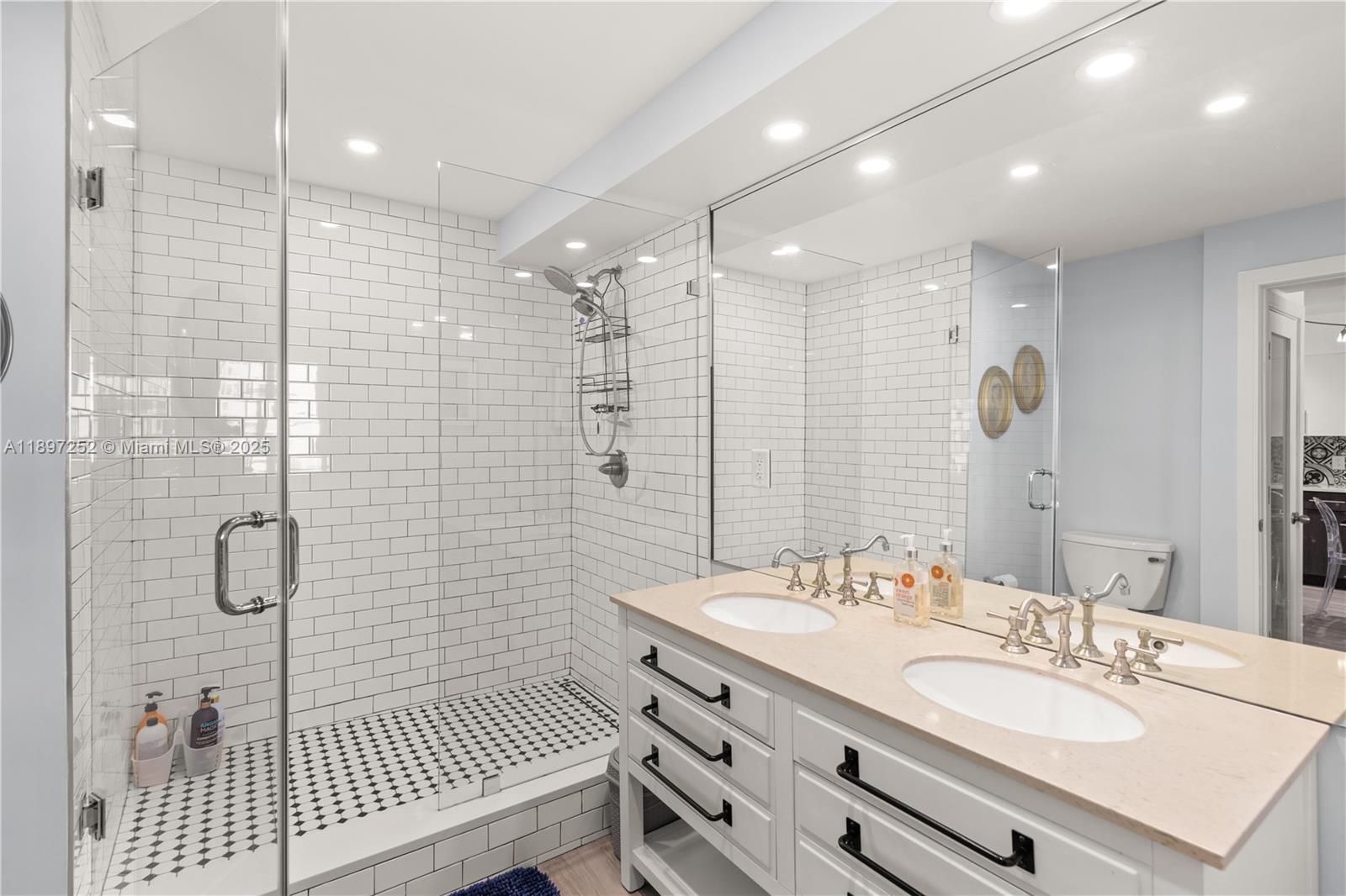 image The Decoplage Condominium17