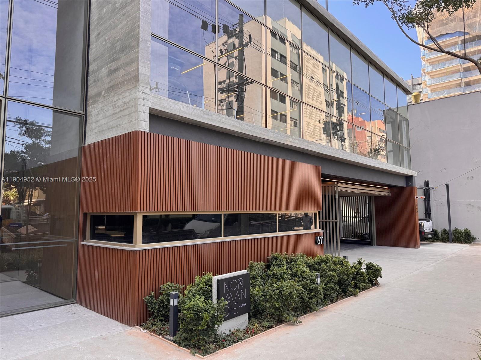 Av. Cotovia 611st #43